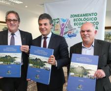 Governador Beto Richa assina o decreto de Zoneamento Ecológico e Econômico do Lital (ZEE Litaral). Presentes o secretário do Meio Ambiente e Recursos Hídricos, Antônio Carlos Bonetti e o diretor presidente do Instituto de Terras, Cartografia e Geociência (ITCG), Amilcar Cabral, e demais autoridades.Curitiba, 05/09/2016.Foto: Orlando Kissner/ANPr