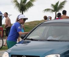 A Secretaria de Meio Ambiente e Recursos Hídricos (Sema), com apoio de diversos órgãos do Governo do Estado, promoveu uma blitz educativa no calçadão de Caiobá, em Matinhos (PR), na tarde deste sábado (11/02) para alertar motoristas e passageiros sobre a conscientização para o transporte e os cuidados com a saúde dos animais de estimação
