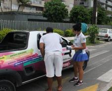 A Secretaria de Meio Ambiente e Recursos Hídricos (Sema), com apoio de diversos órgãos do Governo do Estado, promoveu uma blitz educativa no calçadão de Caiobá, em Matinhos (PR), na tarde deste sábado (11/02) para alertar motoristas e passageiros sobre a conscientização para o transporte e os cuidados com a saúde dos animais de estimação