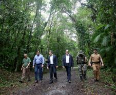 O governador Beto Richa assinou nesta segunda-feira, 5 de Junho, Dia Mundial do Ambiente, dois decretos que ampliam em 4,65 mil hectares a área de proteção ambiental da Mata Atlântica em Paranaguá, no Litoral do Estado. Um decreto criou o Parque Estadual do Palmito e o outro aumentou a área da Estação Ecológica Guaraguaçu. As unidades são integradas, formam um corredor ambiental e são, ambas gerenciadas pelo Instituto Ambiental do Paraná (IAP). Paranaguá, 05/06/2017.Foto: Jaelson Lucas/ANPr