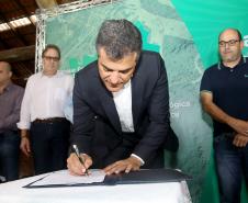 O governador Beto Richa assinou nesta segunda-feira, 5 de Junho, Dia Mundial do Ambiente, dois decretos que ampliam em 4,65 mil hectares a área de proteção ambiental da Mata Atlântica em Paranaguá, no Litoral do Estado. Um decreto criou o Parque Estadual do Palmito e o outro aumentou a área da Estação Ecológica Guaraguaçu. As unidades são integradas, formam um corredor ambiental e são, ambas gerenciadas pelo Instituto Ambiental do Paraná (IAP). Paranaguá, 05/06/2017.Foto: Jaelson Lucas/ANPr