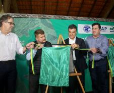 O governador Beto Richa assinou nesta segunda-feira, 5 de Junho, Dia Mundial do Ambiente, dois decretos que ampliam em 4,65 mil hectares a área de proteção ambiental da Mata Atlântica em Paranaguá, no Litoral do Estado. Um decreto criou o Parque Estadual do Palmito e o outro aumentou a área da Estação Ecológica Guaraguaçu. As unidades são integradas, formam um corredor ambiental e são, ambas gerenciadas pelo Instituto Ambiental do Paraná (IAP). Paranaguá, 05/06/2017.Foto: Jaelson Lucas/ANPr