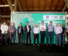 O governador Beto Richa assinou nesta segunda-feira, 5 de Junho, Dia Mundial do Ambiente, dois decretos que ampliam em 4,65 mil hectares a área de proteção ambiental da Mata Atlântica em Paranaguá, no Litoral do Estado. Um decreto criou o Parque Estadual do Palmito e o outro aumentou a área da Estação Ecológica Guaraguaçu. As unidades são integradas, formam um corredor ambiental e são, ambas gerenciadas pelo Instituto Ambiental do Paraná (IAP). Paranaguá, 05/06/2017.Foto: Jaelson Lucas/ANPr