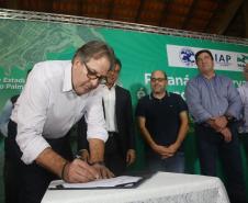 O governador Beto Richa assinou nesta segunda-feira, 5 de Junho, Dia Mundial do Ambiente, dois decretos que ampliam em 4,65 mil hectares a área de proteção ambiental da Mata Atlântica em Paranaguá, no Litoral do Estado. Um decreto criou o Parque Estadual do Palmito e o outro aumentou a área da Estação Ecológica Guaraguaçu. As unidades são integradas, formam um corredor ambiental e são, ambas gerenciadas pelo Instituto Ambiental do Paraná (IAP). Paranaguá, 05/06/2017.Foto: Jaelson Lucas/ANPr
