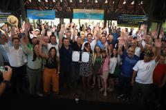 Governador entrega licença para sistema de coleta e tratamento de esgoto na Ilha do Mel