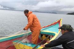 Um dia após a proibição da pesca, agentes do IAT recuperam 13 quilos de camarão em Guaraqueçaba