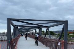 Peça importante na revitalização da orla, passarela do Rio Matinhos é entregue pelo IAT
