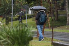 Nova frente fria traz chuvas para o Paraná e risco de temporais na faixa Oeste, prevê Simepar
