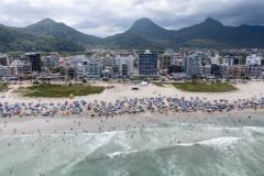Calor acima de 30°C e pancadas de chuva marcam o tempo no fim de semana no Litoral