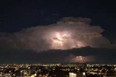 Após raios no céu, chuva diminui e temperaturas seguem na gangorra no Paraná 