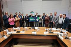 O Governo do Estado, o Ministério Público do Paraná (MPPR) e a Klabin firmaram nesta sexta-feira (27) um acordo para a ampliação do Parque Estadual do Guartelá, em Tibagi, e novos investimentos que, na soma, totalizam R$ 233 milhões em ações ambientais e sociais também em Telêmaco Borba, na região dos Campos Gerais.  O pacote ainda prevê um conjunto de iniciativas estruturadas para contribuir com a conservação da biodiversidade, o fortalecimento das políticas públicas locais e a melhoria da qualidade de vid