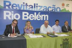 Governadora em exercício Cida Borghetti, prefeito de curitiba, Rafael Greca, pesidente da Sanepar Mounir Chaowiche vice-prefeito de Curitiba, Eduardo Pimentel e secretário do meio ambiente, Antonio Carlos Bonetti, assinam o convênio do plano de revitalização do Rio Belém.Curitiba, 14122017Foto: Orlando Kissner / ANPr