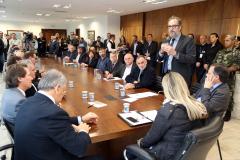 O Governo do Paraná vai recompensar os proprietários de imóveis urbanos ou rurais para que protejam as áreas naturais situadas em suas propriedades. A governadora Cida Borghetti lançou nesta quarta-feira (27) o projeto de Pagamento de Serviços Ambientais (PSA), que vai conceder incentivos econômicos para quem conservar estas áreas.Curitiba, 27/06/2018.Foto: José Fernando Ogura/ANPr