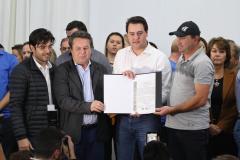 Mais 56 famílias recebem títulos de propriedade de seus imóveis
