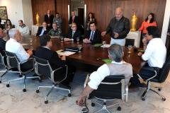 Governador Beto Richa acompanhado pelo, secretário de Meio Ambiente, Luiz Eduardo Cheida, presidente do Ibama, Volney Zanardi Júnior, superintendente do Ibama, Jorge Calado, diretor-presidente do IAP, Luiz Tarcisio Mossato Pinto, diretor-presidente do ITCG, Amílcar Cavalcante Cabral, diretor presidente da Mineropar, José Antonio Zem, diretor presidente do Simepar, Eduardo Alvim Leite, deputado federal Fábio Feldmann, secretário chefe da Casa Civil, Reinhold Stephanes, sub-chefe da Casa Civil, Guto
