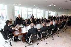 Governador Beto Richa com o secretário estadual do Meio Ambiente e Recursos Hídricos, Luiz Eduardo Cheida, e o presidente da Agência Nacional de Águas (ANA), Vicente Andreu, assina o contrato do Programa de Consolidação do Pacto Nacional pela Gestão das Águas (Progestão). Curitiba, 23/09/2013. Foto: Orlando Kissner/ANPr