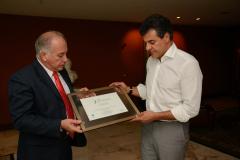 O secretário estadual do Meio Ambiente e Recursos Hídricos, Luiz Eduardo Cheida, entrega ao governador Beto Richa, o certificado de filiação do Paraná no Conselho Mundial da Água.uritiba, 21/10/2013.Foto: Antonio Costa/ANPr