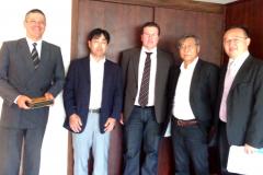 Uma comitiva de empresários japoneses esteve, nesta segunda-feira (21), na Secretaria do Meio Ambiente e Recursos Hídricos, em Curitiba, para apresentar uma nova tecnologia de compostagem aeróbica para resíduos sólidos urbanos, gerados das atividades de avicultura e suinocultura. 