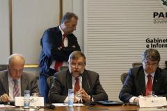 O secretário estadual de Meio Ambiente e Recursos Hídricos, Luiz Eduardo Cheida, apresenta a agenda de gestão de recursos hídricos do Estado do Paraná, durante a reunião do Conselho Mundial da Água da Seção Brasil que pela primeira vez se reúne no Paraná, com a participação de 35 representantes de empresas e entidades brasileiras que integram o Conselho. Na foto, o vice- governador, Flávio Arns, fala durante a abertura do encontro.Curitiba, 04-12-13.Foto: Arnaldo Alves / ANPr.
