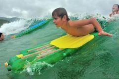 Uma iniciativa para estimular a educação ambiental e a prática esportiva chega às praias do Paraná. Até o fim de janeiro, os surfistas Serginho Laus e Jairo Lumertz vão ensinar crianças, jovens e adultos a usar garrafas PET para a confecção de pranchas de surfe e stand up paddle - esporte em que o praticante rema em pé, em cima de um pranchão. Foto: Divulgação