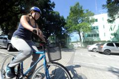 Secretaria de Estado do Meio Ambiente, incentiva os funcionários ao uso da bicicleta. Leticia Sucharski, estudante de Biologia e  estágiaria da secretaria.Curitiba, 12/04/2014Foto: Ricardo Almeida / ANPr