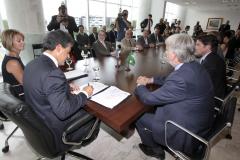 Governador Beto Richa recebe o embaixador da França no Brasil, Denis Pieton, que estava acompanhado da embaixatriz Najwa Bassil Pieton, do cônsul geral da França em São Paulo, Damian Loras, da cônsul honorária em Curitiba, Emilie Dely, do presidente da Agência Francesa de Desenvolvimento (AFD) no Paraná, Laurent Doriez e de empresários franceses.Curitiba, 27.11.2014.