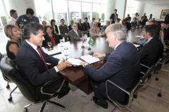 Governador Beto Richa recebe o embaixador da França no Brasil, Denis Pieton, que estava acompanhado da embaixatriz Najwa Bassil Pieton, do cônsul geral da França em São Paulo, Damian Loras, da cônsul honorária em Curitiba, Emilie Dely, do presidente da Agência Francesa de Desenvolvimento (AFD) no Paraná, Laurent Doriez e de empresários franceses.Curitiba, 27.11.2014.Foto: José GomercindoANPr