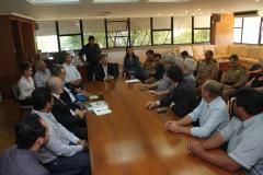 Reunião entre Governo do Estado através da Secretaria Especial para Assuntos Fundiários, Secretaria do Meio Ambiente, Instituto Nacional de Colonização e Reforma Agrária (Incra), Prefeitura de Londrina, Sociedade Rural do Paraná e representantes do MST sobre a ocupação da Fazenda Figueira. Londrina, 21/08/2015.Foto: Vivian Honorato/Prefeitura de Londrina