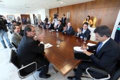 Governador Beto Richa, acompanhado de secretários e deputados, assina convênio de liberação de recursos do parque ambiental de Pato Branco.Curitba, 16/09/2015