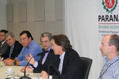 Assinatura de termo de cooperação técnica  entre representantes da Secretaria de Estado do Planejamento, Secretaria de Estado de Meio Ambiente e Recursos Hídircos, Instituto Ambiental do Paraná (IAP), Instituto das Águas e Celepar formaliza o comprometimento das instituições para implantar um sistema de informações integrado que vai desburocratizar, padronizar e agilizar a emissão de licenciamentos ambientais e outorgas no Estado.Curitiba, 07/10/2015.Foto: Divulgação Sec Planejamento