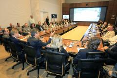 Governador Beto Richa, durante reunião nesta segunda-feira, 26 de outubro, no Palácio Iguaçu, para avaliação dos trabalhadores no Projeto de Revitalização do Rio Iguaçu. Participaram da reunião, a vice-governadora, Cida Borghetti, os secretários do Meio Ambiênte e Recursos Hídricos, Ricardo Soavinski; da Casa Civil, Eduardo Sciarra; o secretário chefe de Gabinete, Deonilson Roldo e o presidente da Sanepar, Mounir Chaowiche e demais autoridades. Curitiba, 26/10/15.Foto: Arnaldo Alves / ANPr.