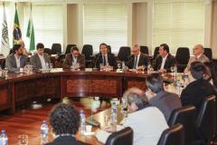 O secretário estadual do Meio Ambiente, Ricardo Soavinski, com o presidente da Fiep, Edson Luiz Compagnolo e o presidente do IAP, Tarcísio Mossato, entregam o Selo Clima Paraná, de reconhecimento às empresas que formularem e publicarem inventários de suas emissões de gases de efeito estufa. Curitiba, 06/11/2015. Foto: Pedro Ribas/ANPr