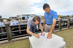 O secretário de Meio Ambiente e Recursos Hídricos, vistoria o trapiche do porte de Pontal do Sul e Assina convênio com o prefeito daquele município, Edgar Rossi.Pontal do Sul, 19-12-15.Foto: Arnaldo Alves / ANPr.