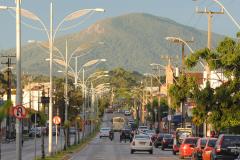 Centro de Piraquara, Região Metropolitana do Paraná, com o Morro do Anhangava ao fundo.Foto: Bruno Oliveira