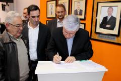 O Governo do Estado liberou para a prefeitura de Campo Largo uma área onde será instalado o novo distrito industrial do município. O decreto que autoriza o uso do terreno, assinado pelo governador Beto Richa, foi entregue à comunidade local na noite de quarta-feira (29/06) pelo chefe da Casa Civil, Valdir Rossoni, em evento realizado na Associação Comercial, Industrial e Agropecuária de Campo Largo (Acicla). Campo Largo, 29/06/2016.Foto: Divulgação