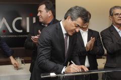 Governador Beto Richa entrega certificado de descentralização do licenciamento, monitoramento e fiscalização ambiental de Londrina. Presentes, o diretor presidente do IAP, Luiz Tarcisio Mossato Pinto, o presidente da Copel, Luiz Fernando Leone, os deputados federais, Alex Canziani e Luiz Carlos Hauly, deputados estaduais, Tiago Amaral e Cobra Repórter, o diretor do BRDE, Orlando Pessuti e demais autoridades. Foto: Pedro Ribas/ANPr