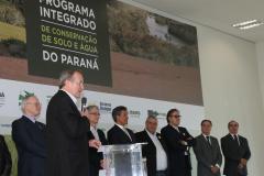 Governador Beto Richa assina decreto que cria o Programa Integrado de Conservação de Solo e Água do Paraná. Participaram da solenidade, o secretário da Agricultura e do Abastecimento, Norberto Ortigara; o vice-presidente e diretor Administrativo do BRDE, Orlando Pessuti; secretário do Meio Ambiente e Recursos Hídricos, Antônio Bonetti; presidente da Sanepar, Mounir Chaowiche; prefeitos, deputados e representantes da iniciativa privada.Curitiba, 29/08/2016.Foto: Orlando Kissner/ANPr