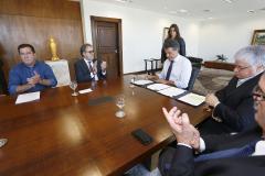 O governador Beto Richa  assina contrato de gestão, entre Simepar, Secretaria do Meio Ambiente, Instituto Ambiental do Paraná e Secretaria da Ciência, Tecnologia e Ensino Superior, para monitoramento e análise do Cadastro Ambiental e Rural