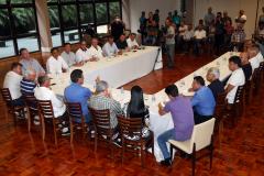 O Governador Beto Richa durante encontro com Prefeitos do Litoral do Parana, com deputados Alexandre Curi, Mounir Chauwiche Sanepar Pepe Richa Infraestura,e deputado Nelsom Justus.Foto Orlando Kiisner ANPR/ 19/01/2017- Caioba /Pr