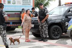 A Secretaria de Meio Ambiente e Recursos Hídricos (Sema), com apoio de diversos órgãos do Governo do Estado, promoveu uma blitz educativa no calçadão de Caiobá, em Matinhos (PR), na tarde deste sábado (11/02) para alertar motoristas e passageiros sobre a conscientização para o transporte e os cuidados com a saúde dos animais de estimação