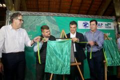 O governador Beto Richa assinou nesta segunda-feira, 5 de Junho, Dia Mundial do Ambiente, dois decretos que ampliam em 4,65 mil hectares a área de proteção ambiental da Mata Atlântica em Paranaguá, no Litoral do Estado. Um decreto criou o Parque Estadual do Palmito e o outro aumentou a área da Estação Ecológica Guaraguaçu. As unidades são integradas, formam um corredor ambiental e são, ambas gerenciadas pelo Instituto Ambiental do Paraná (IAP). Paranaguá, 05/06/2017.Foto: Jaelson Lucas/ANPr