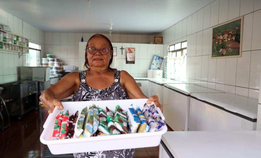 Moradores do Parana beneficiados pelo programa de poços artesianos do Governo do Estado em Jesuítas