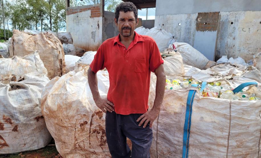 O coletor de recicláveis Elias Alves de Oliveira com o presidente do Instituto Água e Terra (IAT), Everton Souza; o prefeito de Itaúna do Sul, Gilson José de Gois; além de técnicos da prefeitura local.