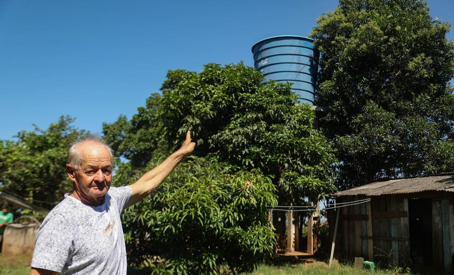 Moradores do Parana beneficiados pelo programa de poços artesianos do Governo do Estado em Jesuítas