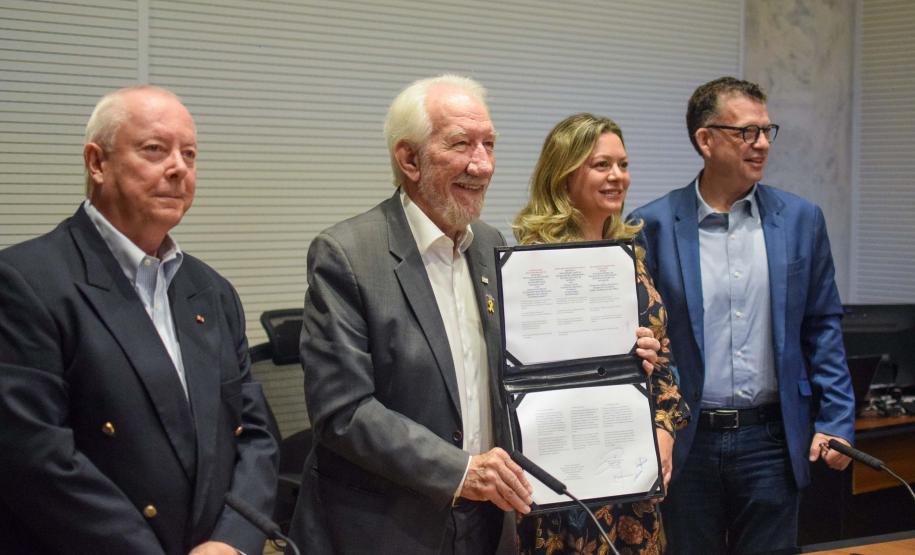 O Paraná assinou nesta quinta-feira (4) acordo de cooperação bilateral com o estado alemão de Meckenburg-Vorpommen, da região Nordeste do país europeu. A cooperação é na área de sustentabilidade, principalmente em ações de energias renováveis, tecnologias ambientais e economia circular.