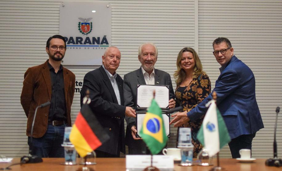 O Paraná assinou nesta quinta-feira (4) acordo de cooperação bilateral com o estado alemão de Meckenburg-Vorpommen, da região Nordeste do país europeu. A cooperação é na área de sustentabilidade, principalmente em ações de energias renováveis, tecnologias ambientais e economia circular.