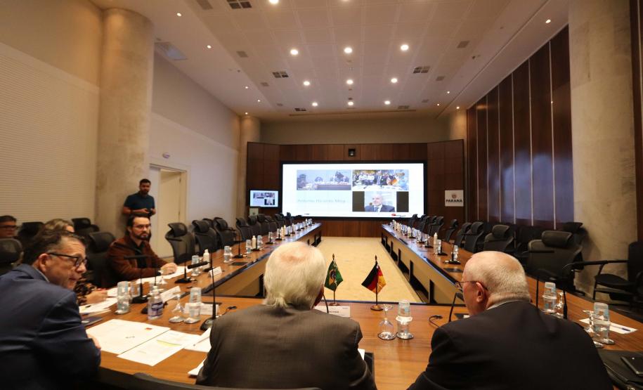 O Paraná assinou nesta quinta-feira (4) acordo de cooperação bilateral com o estado alemão de Meckenburg-Vorpommen, da região Nordeste do país europeu. A cooperação é na área de sustentabilidade, principalmente em ações de energias renováveis, tecnologias ambientais e economia circular.