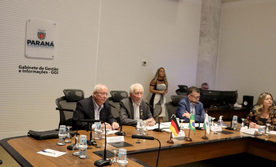 O Paraná assinou nesta quinta-feira (4) acordo de cooperação bilateral com o estado alemão de Meckenburg-Vorpommen, da região Nordeste do país europeu. A cooperação é na área de sustentabilidade, principalmente em ações de energias renováveis, tecnologias ambientais e economia circular.