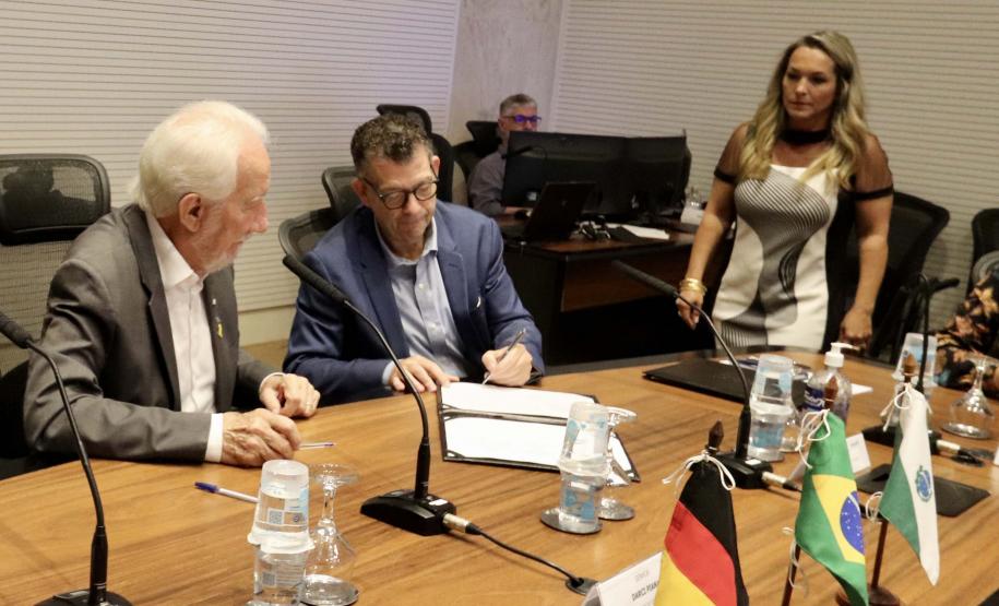 O Paraná assinou nesta quinta-feira (4) acordo de cooperação bilateral com o estado alemão de Meckenburg-Vorpommen, da região Nordeste do país europeu. A cooperação é na área de sustentabilidade, principalmente em ações de energias renováveis, tecnologias ambientais e economia circular.
