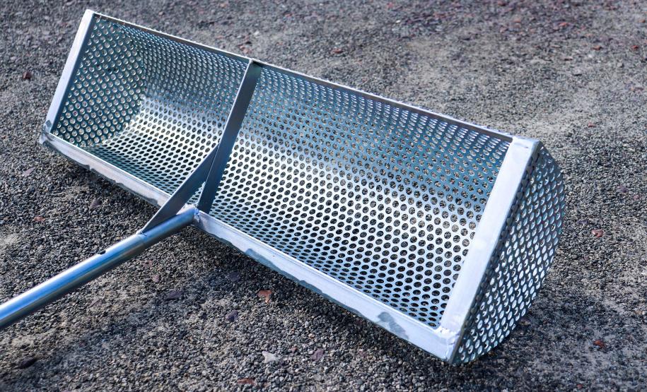 Eco-peneira para limpeza da areia, destinada aos adultos, que estimula a coleta seletiva e a reciclagem